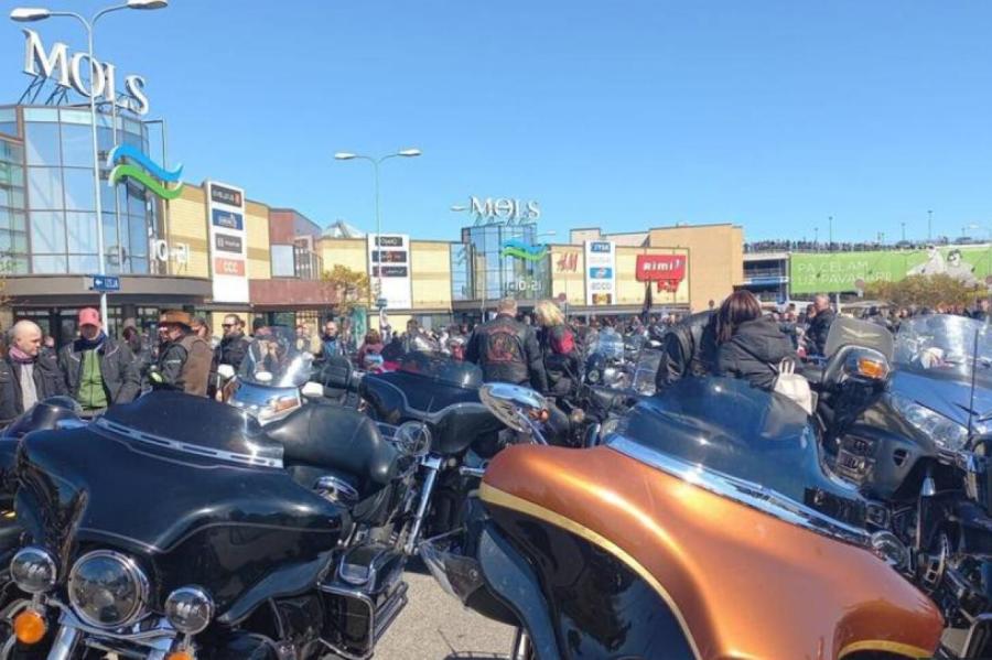 Около 3000 мотоциклистов выехали на улицы Риги, празднуя открытие сезона