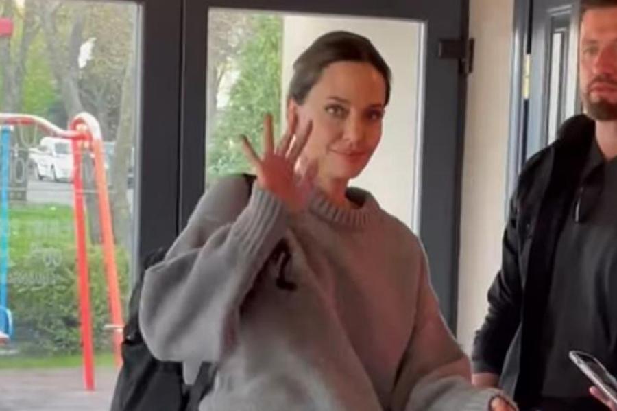 Мальчик, который не заметил Анджелину Джоли в украинском кафе, стал мемом