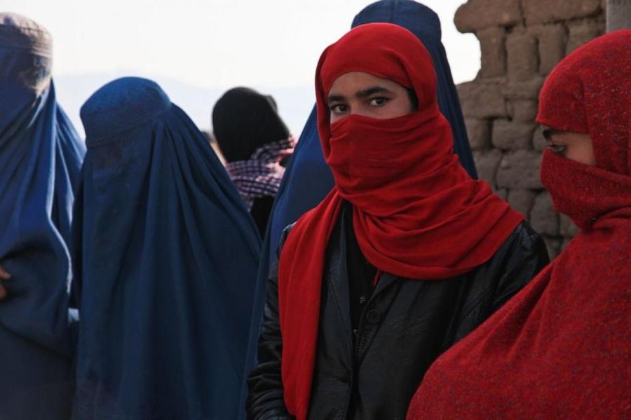 Талибы запретили женщинам ходить с открытым лицом