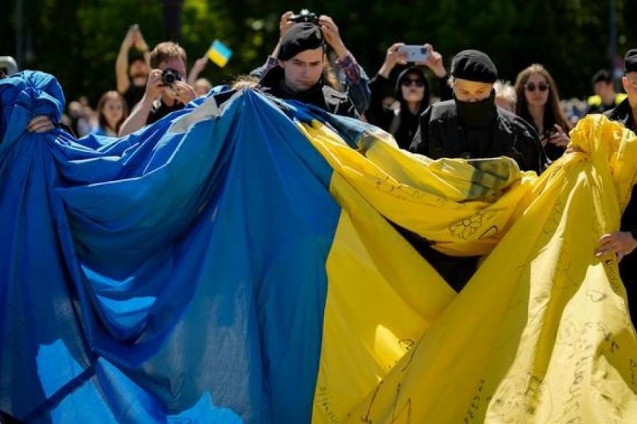 Полиция в Берлине заставила активистов убрать огромный флаг Украины (+ВИДЕО)