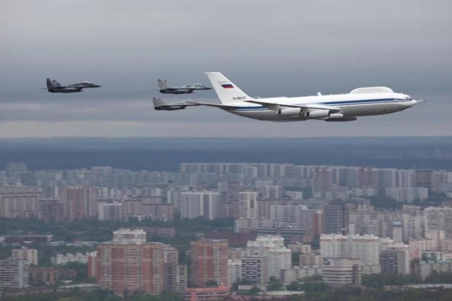 Появилась версия, почему Путин убрал с парада самолет "судного дня"