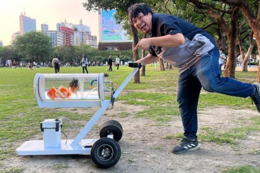 Блогер сделал коляску с аквариумом, чтобы выгуливать рыбку