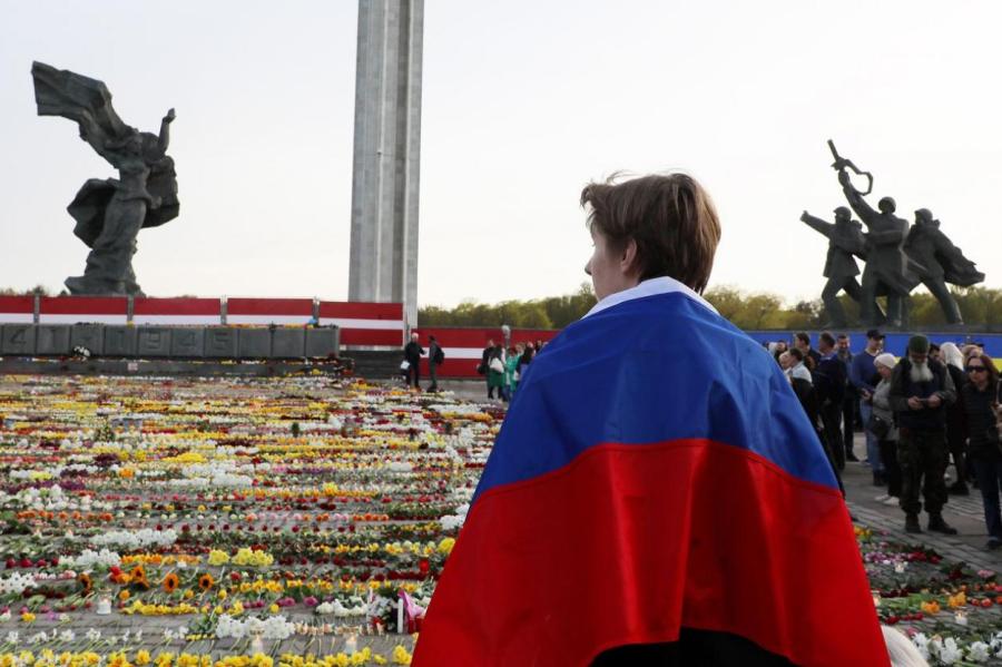 Арестован вышедший к памятнику Освободителям в Риге с флагом России парень