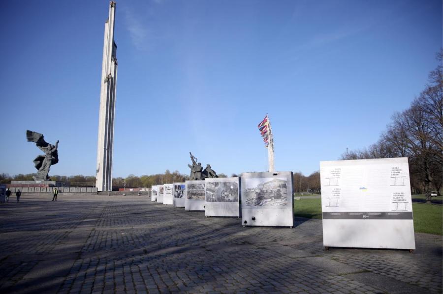 Провокации, кибератаки, санкции - угрожает ли снос памятника безопасности Латвии