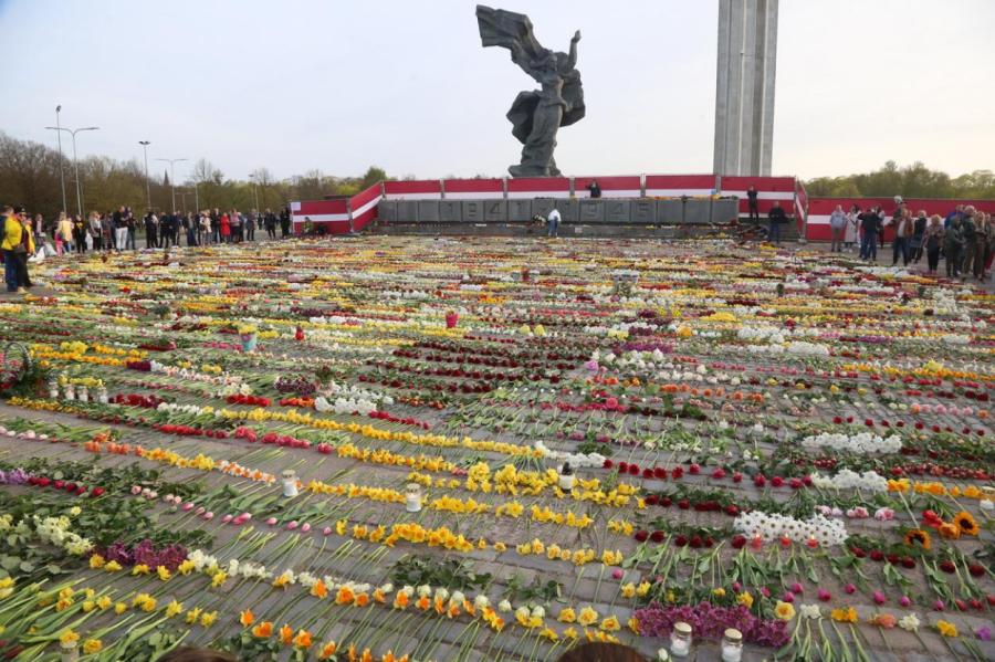 Эхо цветочного бунта: что делать с русскими Латвии?
