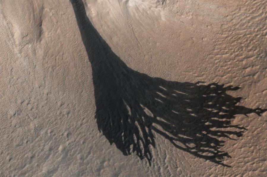 Ученые, возможно, разгадали загадку пылевой лавины на Марсе