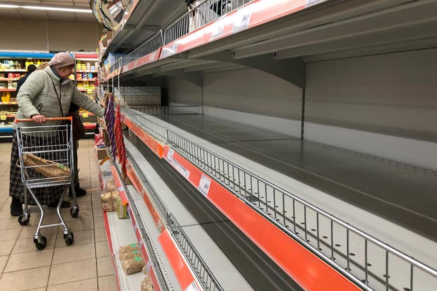 В российских магазинах начали массово исчезать товары