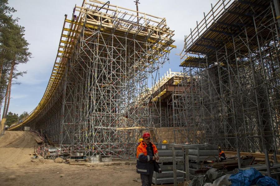 Строители поэтапно возобновляют работы на Саркандаугавском путепроводе