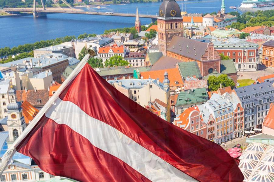 Эксперты констатировали, что в Латвии все падает. Кто спасет страну?