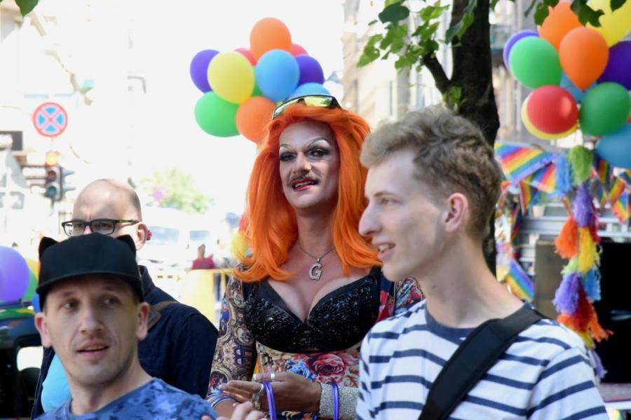 Участников гей-прайда в Риге спрячут в парке