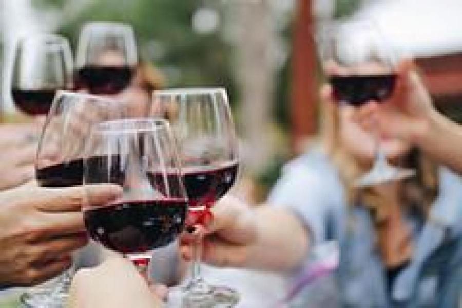 Врачи назвали необычные побочные эффекты употребления вина
