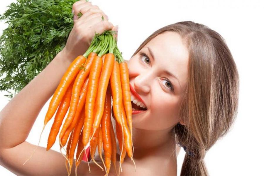 Чем ушлые дачники подкармливают морковь: растет как на дрожжах