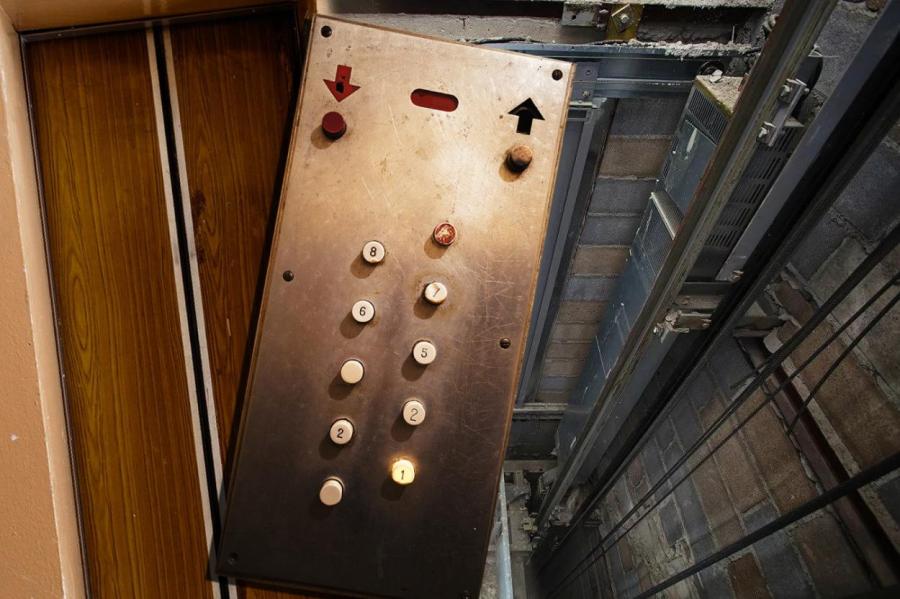 Четыре этажа до трагедии - в рижской многоэтажке рухнул лифт