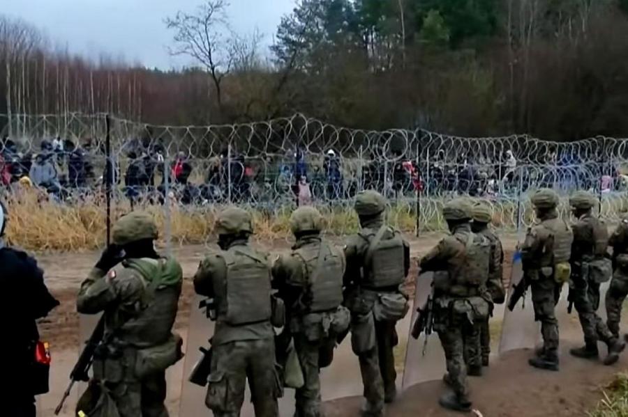 Польша построила пятиметровый забор на границе с Белоруссией