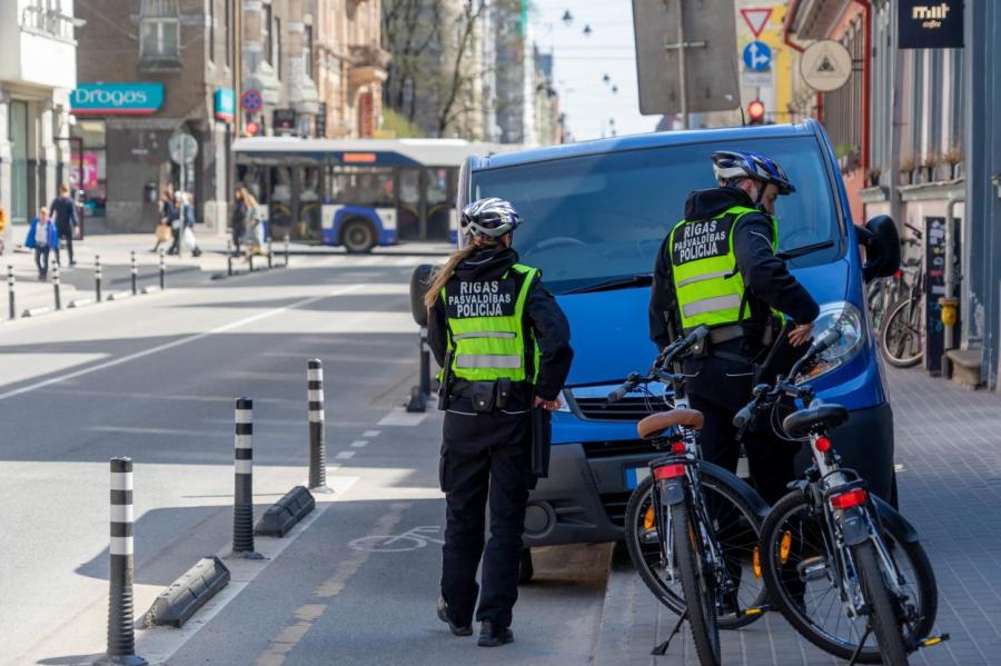 «Я на минуточку»: полиция будет усиленно проверять остановки авто в центре Риги