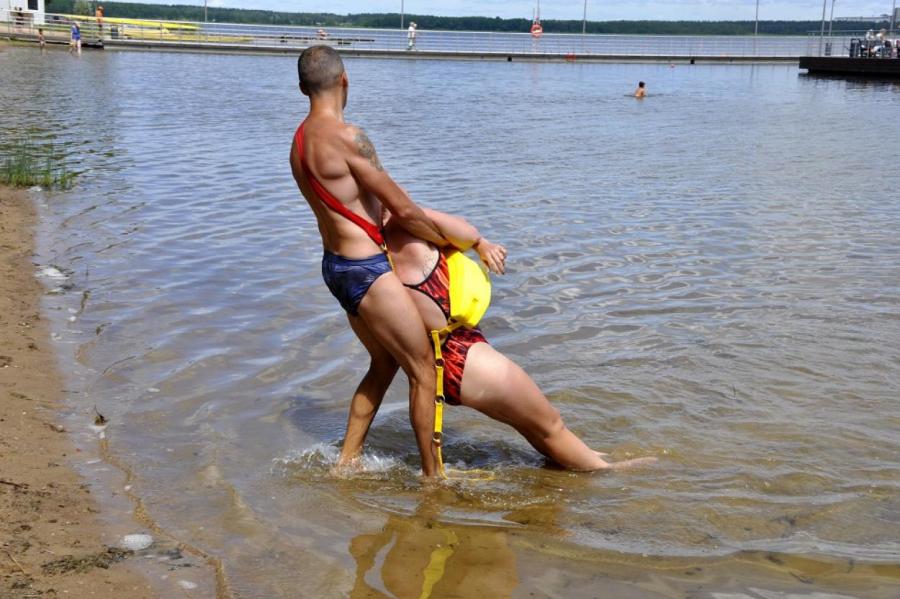 Латвийцы потеряли осторожность: спасатели едва успевают вытаскивать их из воды