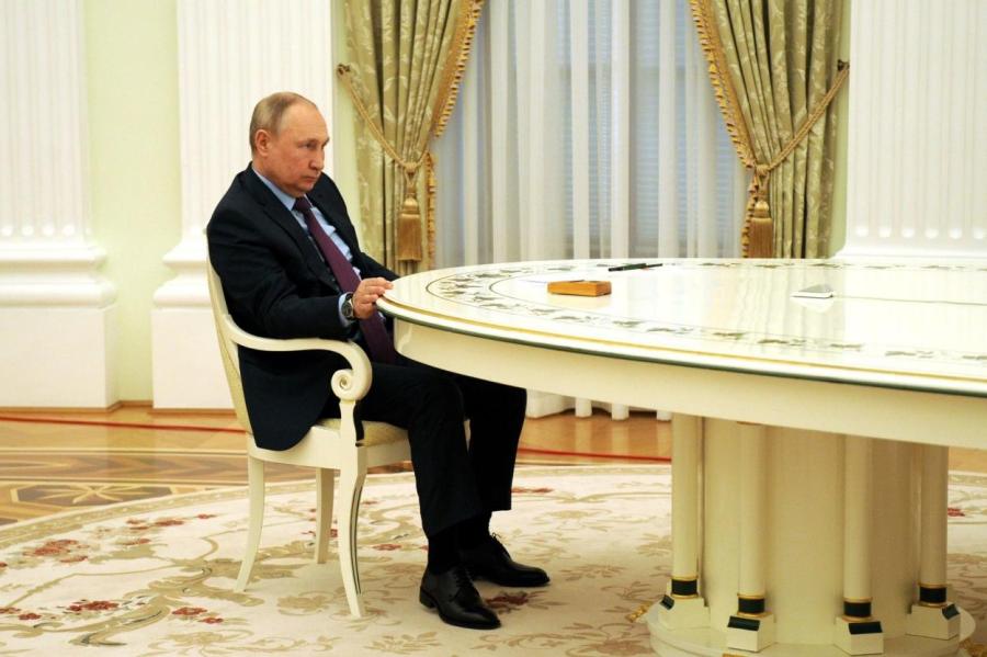 Чтобы встретиться с Путиным, по-прежнему надо просидеть две недели в карантине
