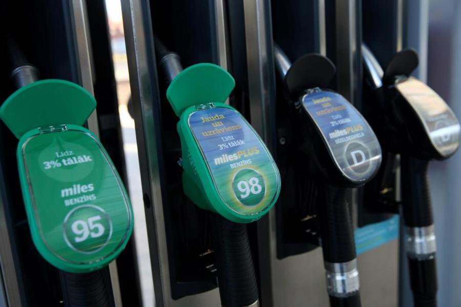 «Люди привыкнут» - латвийские продавцы топлива о ценах на бензин