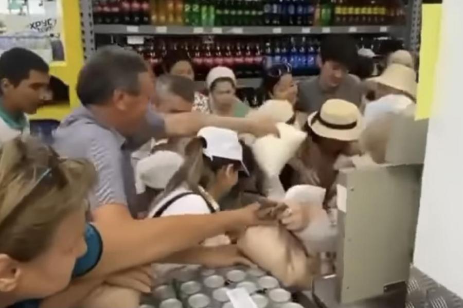 В Казахстане покупатели дерутся из-за сахара (ВИДЕО)