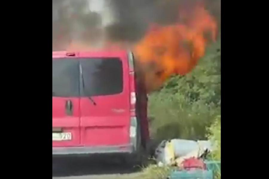 ЧП на дорогах: в Риге авария из-за знака Stop; загорелся микроавтобус (ВИДЕО)