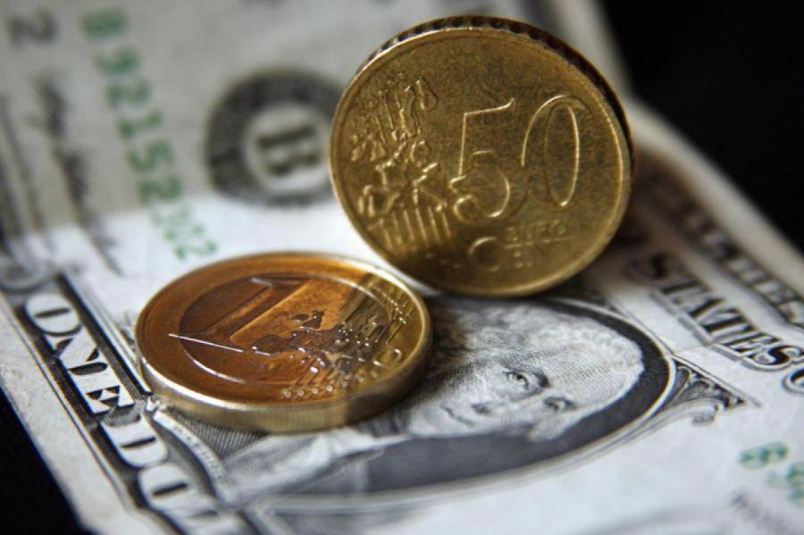 20 лет спустя: курс евро упал ниже стоимости доллара