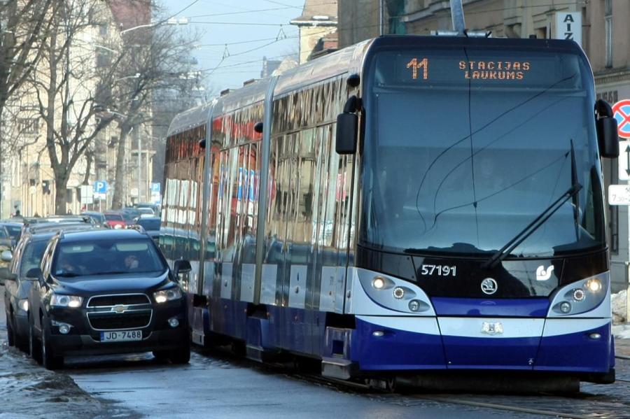Ездить по рельсам небезопасно: в Риге закрывают популярные трамвайный маршрут