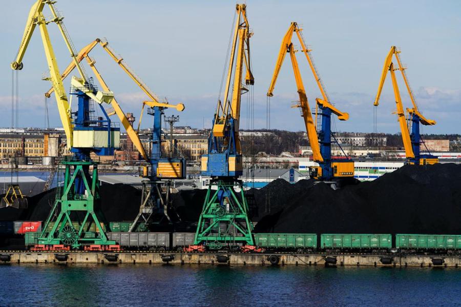 Недоливают, зато пересыпают. Через порты Латвии перевалено в 20 раз больше угля