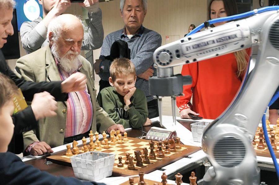 Шахматный робот сломал мальчику палец на турнире в Москве