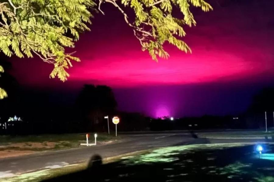 Жуткое розовое свечение в небе напугало жителей австралийской глубинки