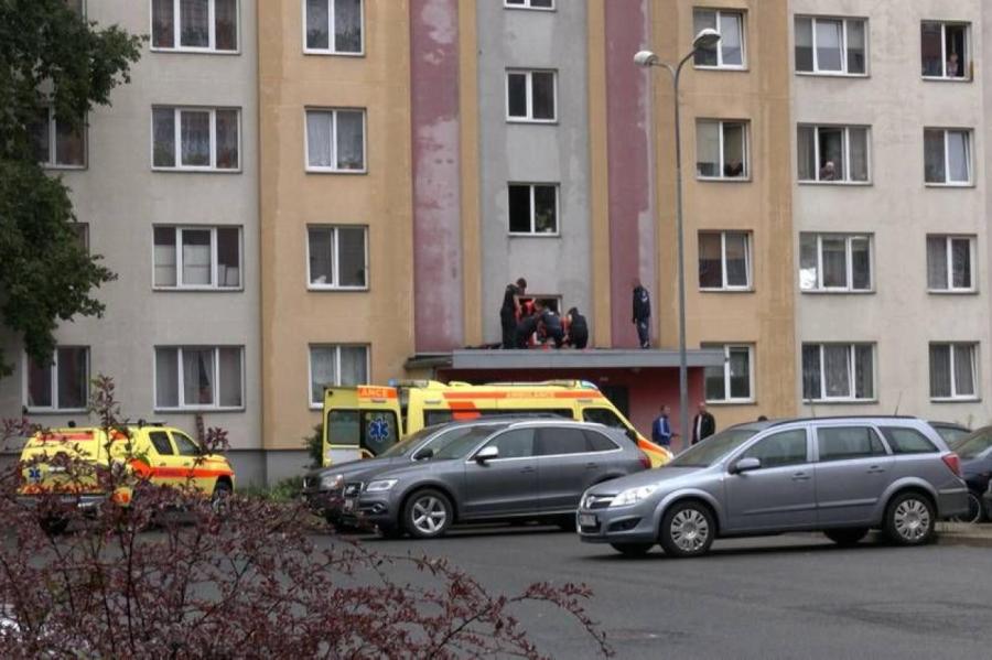 Женщину, выпавшую из окна многоэтажки в Пурвциемсе, не удалось спасти