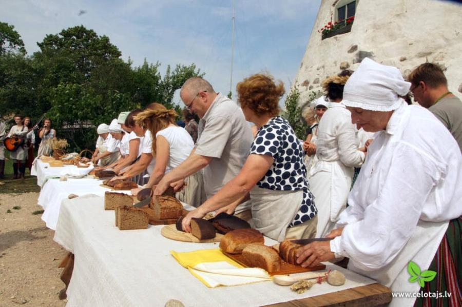 Елгава приглашает на Всеобщий праздник молока, хлеба и меда!