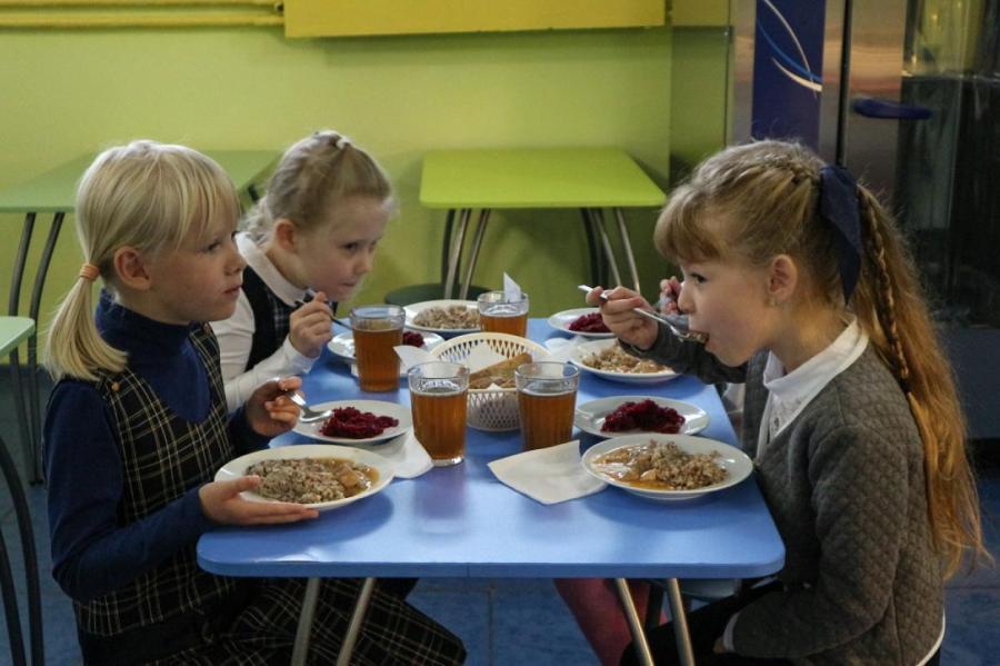 Обеды в школах Риги: кому и как придётся доплачивать