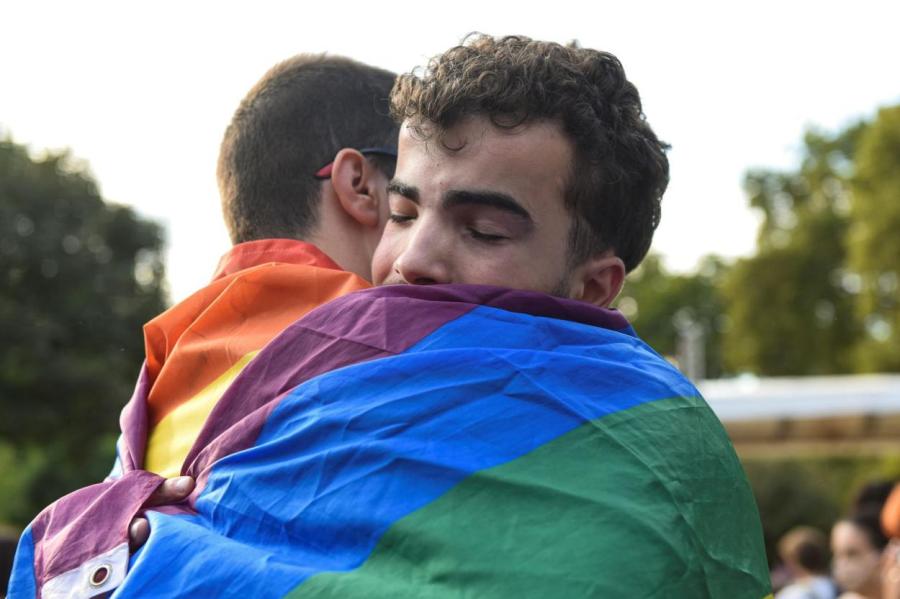 В Сербии внезапно отменили гей-парад: народ протестует, епископ шлет проклятья