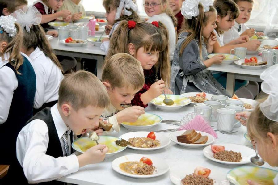 Школьный обед по-рижски: кого накормят, а кто останется голодным