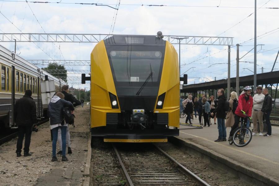Узкие, неудобные для инвалидов, но зато с лопатой: какие поезда закупила Латвия