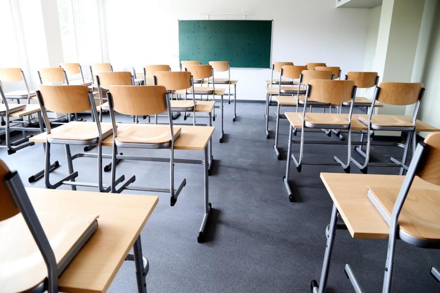 Детей всё меньше: резкое падение числа учеников в школах Риги