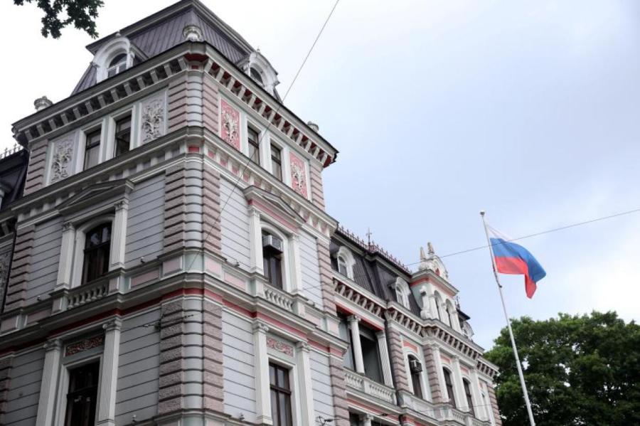У посольства России вчера заметили длинную очередь: путинский призыв?