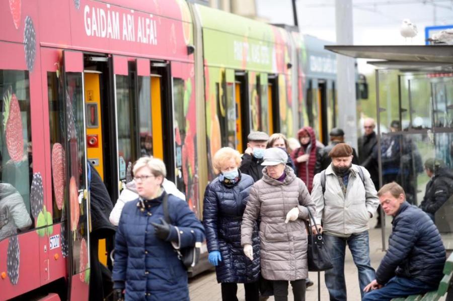 22% латвийцев продолжают носить маски там, где нельзя дистанцироваться - опрос