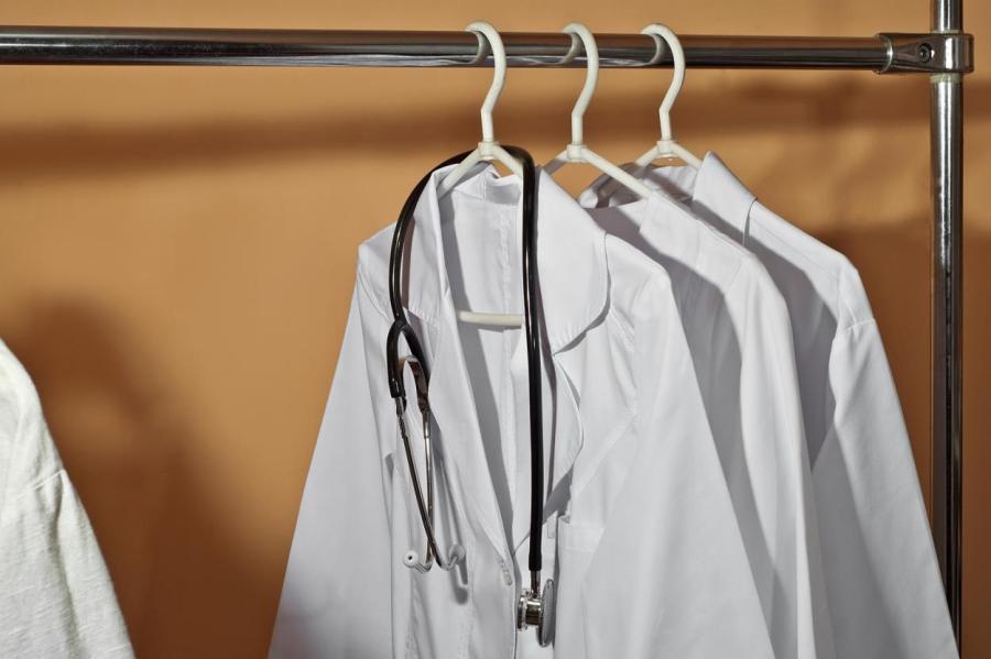 Врачи снимают халаты: педагоги научили медиков борьбе за свои зарплаты
