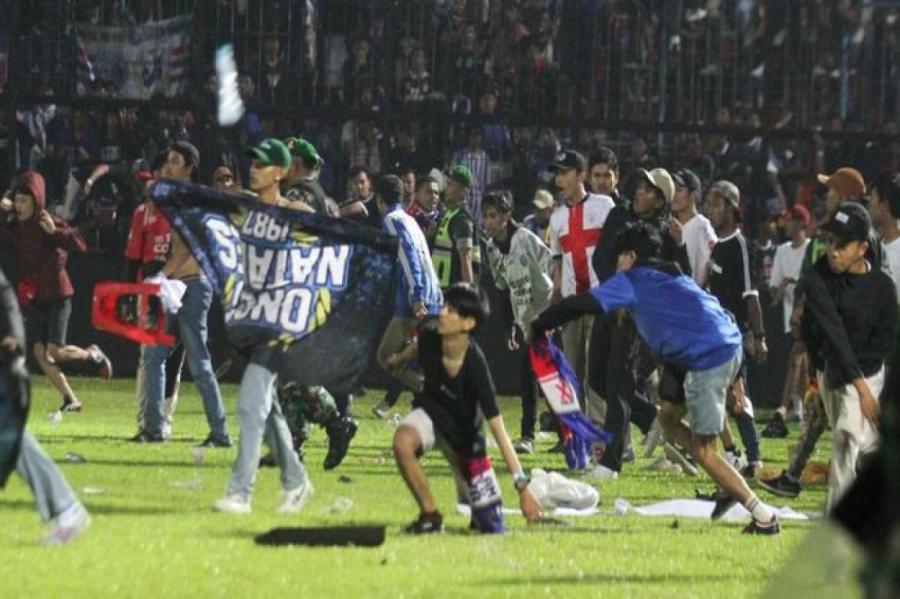 До 182 выросло число жертв давки после футбольного матча в Индонезии (ВИДЕО)
