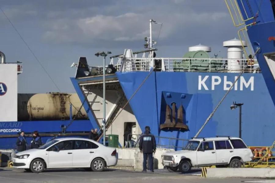 Керченская паромная переправа возобновила работу после подрыва Крымского моста