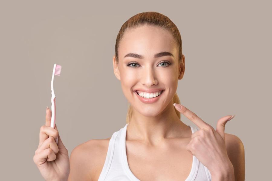 Уничтожает ваше здоровье: самая вредная привычка при чистке зубов