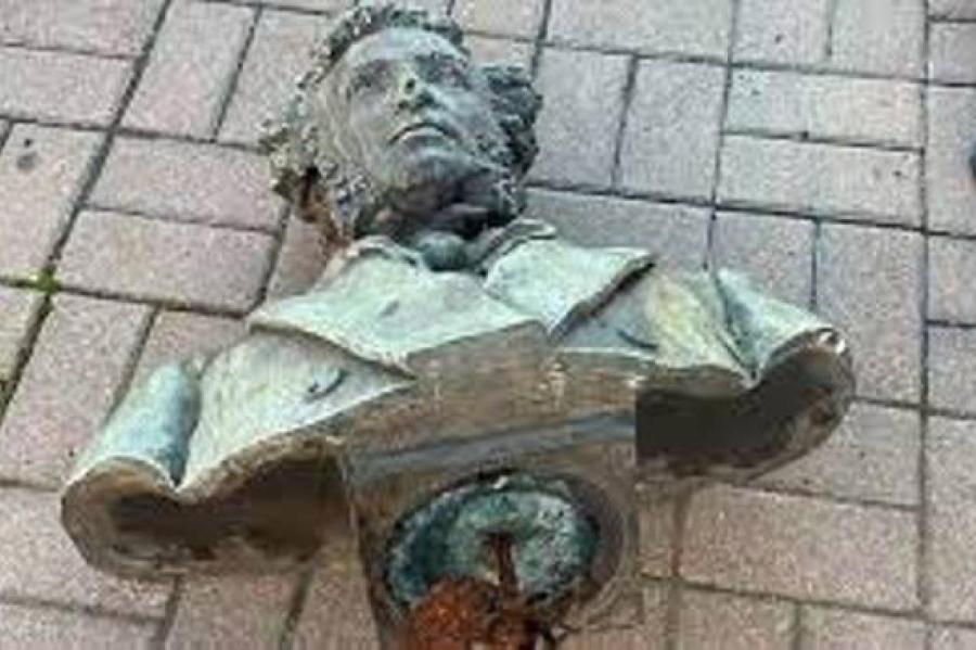 В центре Киева снесли памятник Пушкину