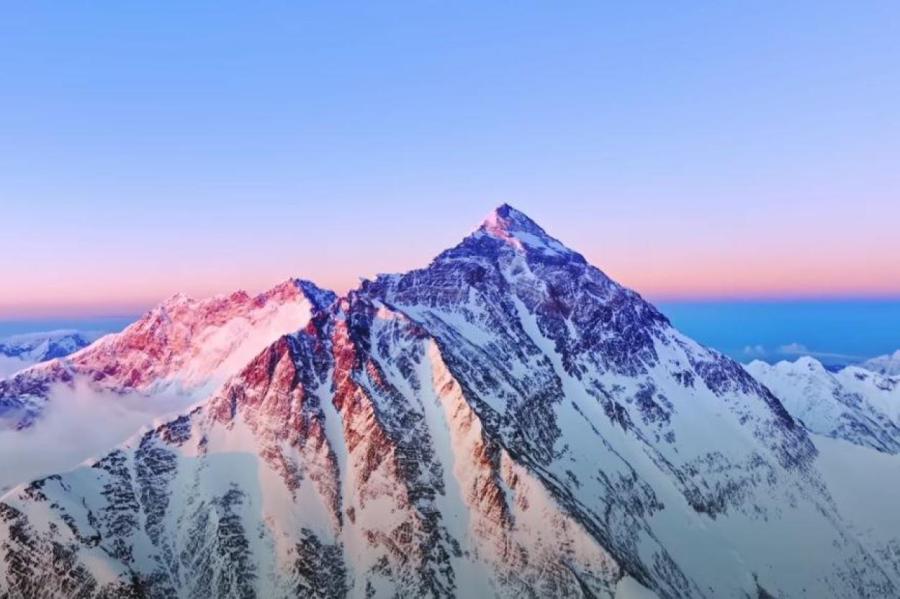Дрон DJI впервые облетел вершину Эвереста (ВИДЕО)