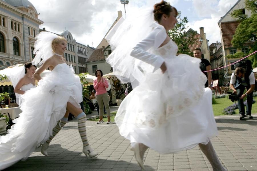 Жители Латвии стали чаще жениться