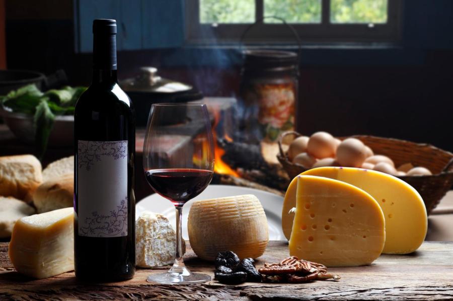 Примеров самых удачных сочетаний сыра и вина
