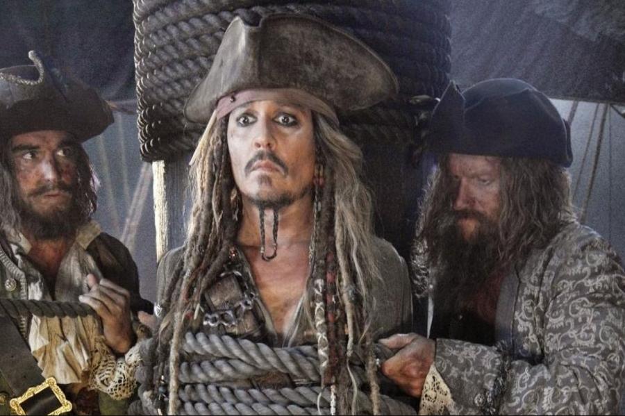 Disney хочет вернуть Джонни Деппа в "Пираты Карибского Моря" за $300 млн