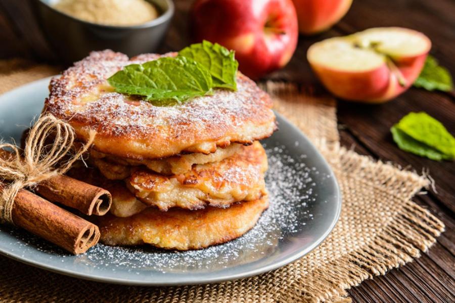 Рецепты осени: творожные оладьи с яблоками