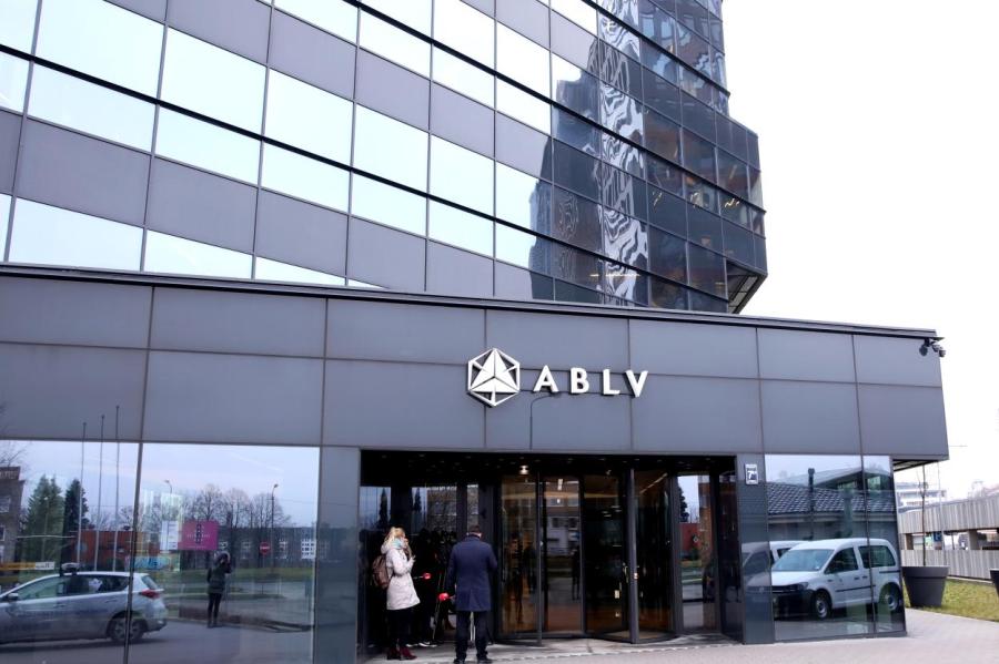 В Риге судят «фальшивого администратора», продававшего компромат банку ABLV