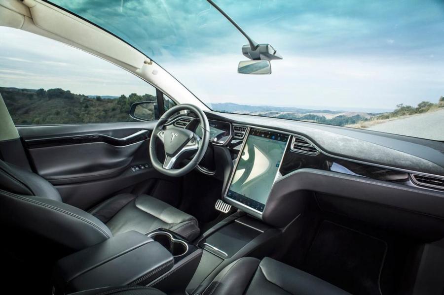 Tesla отзывает 40 тыс. электромобилей из-за проблем с усилителем руля
